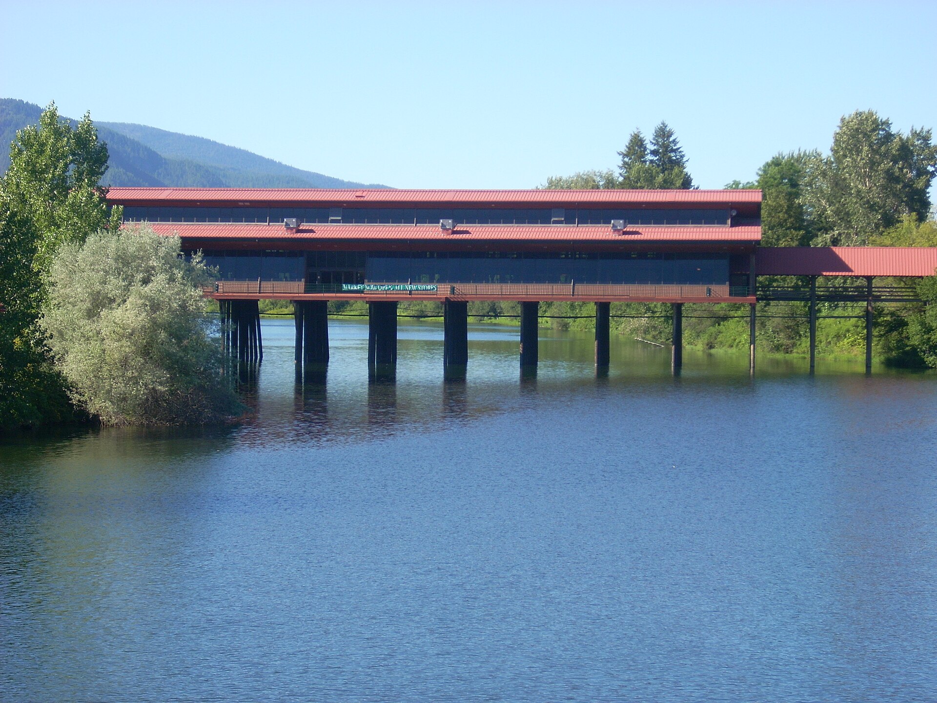 Cedar Street Bridge market